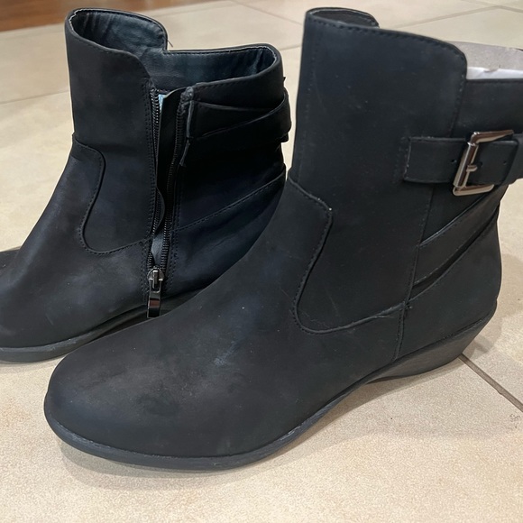 NEW Serene Island boots...never worn - Picture 5 of 5